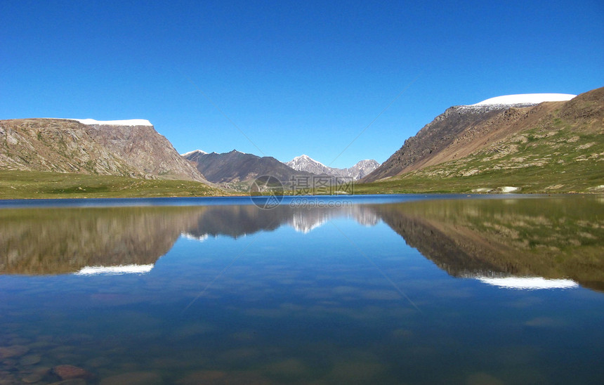 吉尔斯坦高山和湖泊深面地区自然风景优美云图片