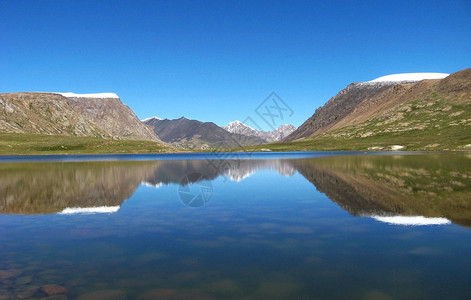 吉尔斯坦高山和湖泊深面地区自然风景优美云夏天高清图片素材