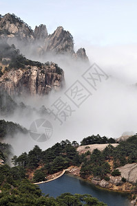 晨雾中的山景采取水湖图片