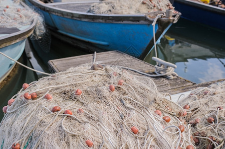 鱼浮标工具码头上的渔网底是船的网背景图片