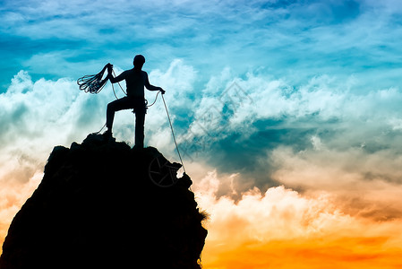 决心极端后山顶上的独行登者为坠落准备绳索在美妙的天空中下跪而成功图片