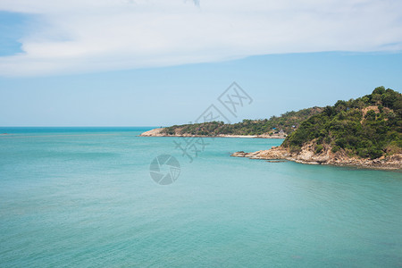 安达曼海的绿色洋蓝天白云中自然岛屿在绿海中的一天岸线生动太阳背景图片