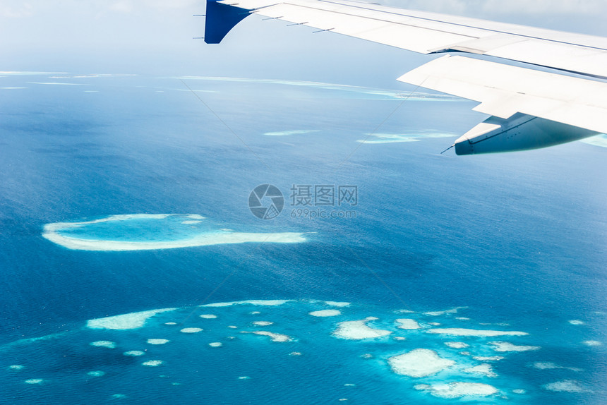 从飞机上看马尔代夫环礁自然天空宁静图片