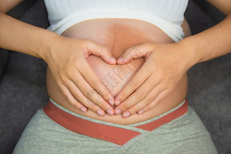 父母木乃伊孕期妇的胃部手指图片