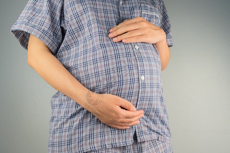 腹部分娩关心孕期妇的胃部图片