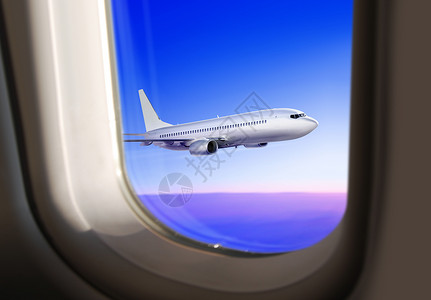 商业飞机在空中翔从机的窗口观看插图舱机身图片