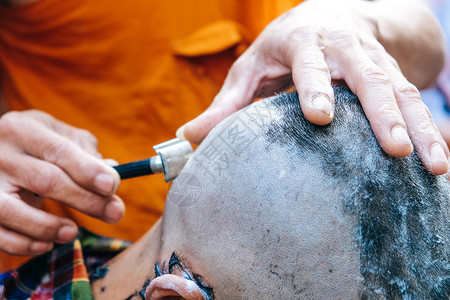 剃头发的仪式佛教徒节日传统成就灵图片