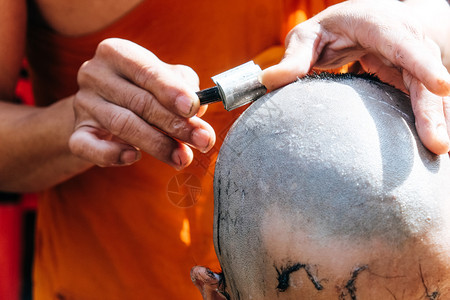 水平的剃头发仪式佛教徒节日男人旅行图片