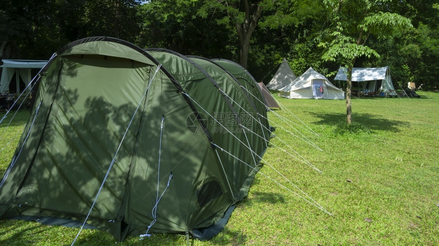 自然公园露营区草坪上帐篷图片