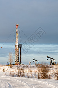勘探巴斯塔一种严重冬季钻井和抽泵罐的垂直视图石油采掘概念PHIP图片