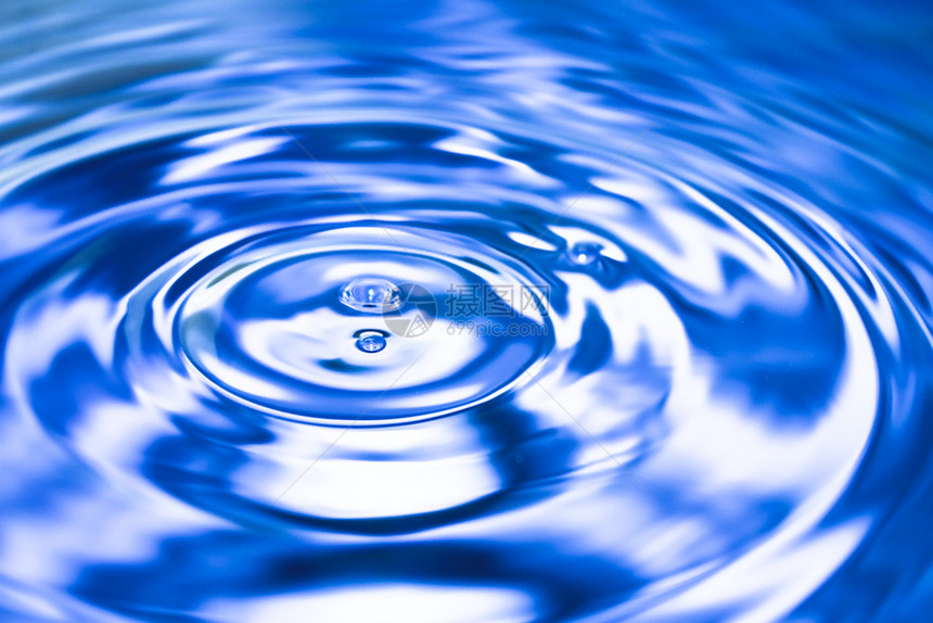 海浪清蓝的色水滴在清楚的水中喷洒透明湿的图片