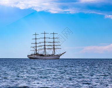 海上航行的帆船图片