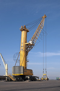 在西班牙港口的重型起机黄色的日落船厂货物高清图片素材