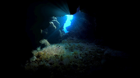 西班牙石灰在光线下的洞穴潜水海底图片