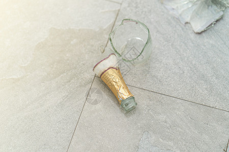 饮料倒在地上的破碎香槟酒瓶伤害环境图片