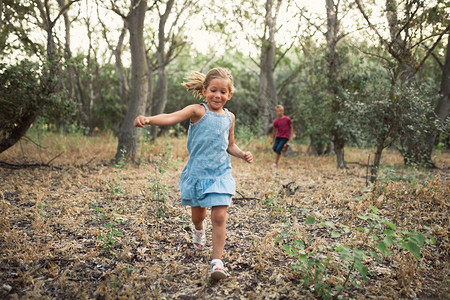 享受两个孩子在森林里玩跑步姐朋友们图片