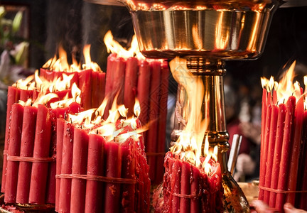火焰清洁传统的红蜡烛包装着色带条的蜡烛在台北佛教寺庙用烈火点燃图片