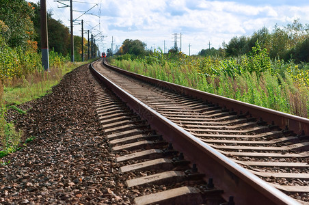 延伸到远处的铁轨在路上转弯延伸到远处的铁轨在路上转弯运输小合并图片