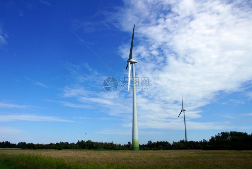 土地一种乡村的自然和天空背景的风力生成器在大自然和天空的背景上图片