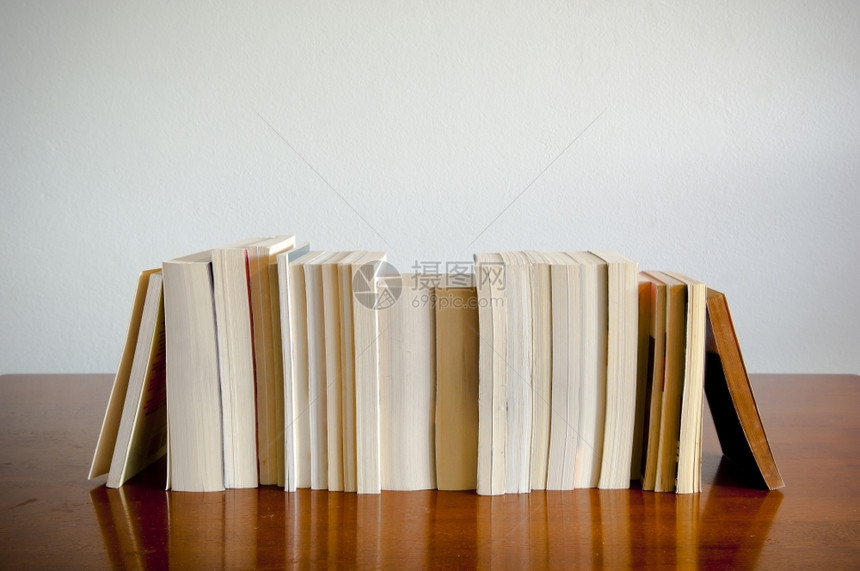 一排书坐在木板上后面空着白的一排书科学桌子知识图片