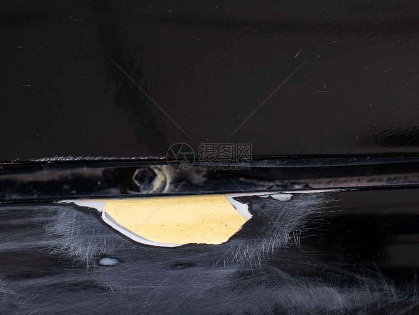 汽车上的裂纹和剥皮颜色被擦去以修整在防滑车表面的刮痕纹理损坏肮脏车辆图片