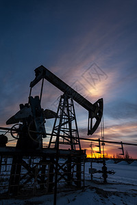 矿物日落时空背景的油泵喷口出石油开采概念巴斯塔活力图片