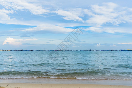 新加坡东海岸公园的景在美丽蓝色天空下有云彩笼罩自然白色的海滩图片