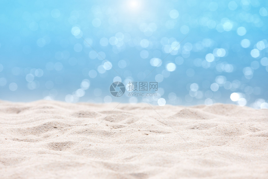 海景抽象沙滩背模糊的海平和与天空的光线模糊bokeh以沙色前景为焦点海洋浪光滑的图片
