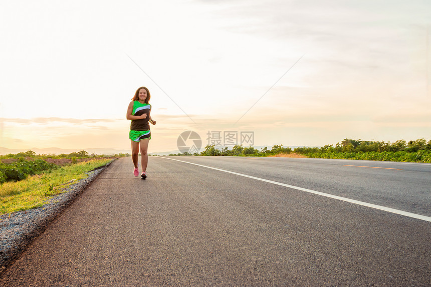 跑步锻炼的女性图片