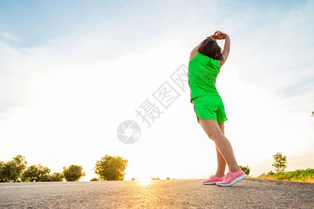 跑步锻炼的女性图片