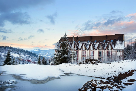 宁静冰温度冬季山区黎明酒店冬饭的寒旅馆图片