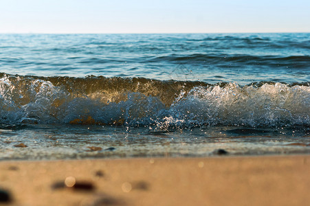 深的海水泡沫浪岸边的兴奋水沸腾海浪水泡沫沸腾海洋滩图片