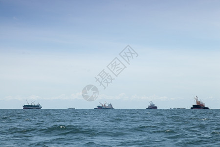 天空码头附近海上运输的摩尔德港外运输航货物图片