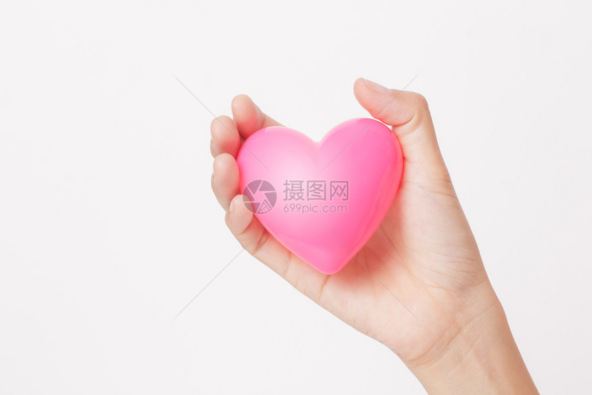 女用手给粉红的心在白色背景上的爱符号身体善良快乐的图片