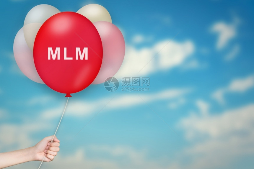 招募市场销售手持MLM或多级营销气球天背景模糊图片