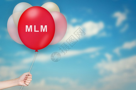 招募市场销售手持MLM或多级营销气球天背景模糊背景图片