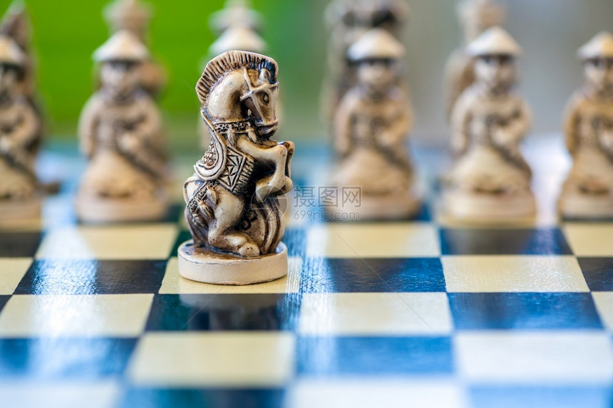 思考战争关闭坐在棋盘上的一匹马象棋黑色的图片