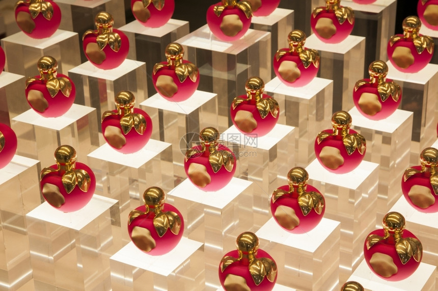 礼物团体红色和金的香水液体图片