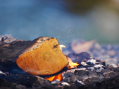 点燃篝火红色的BonfireA木头燃烧火焰和烟雾在营上图片