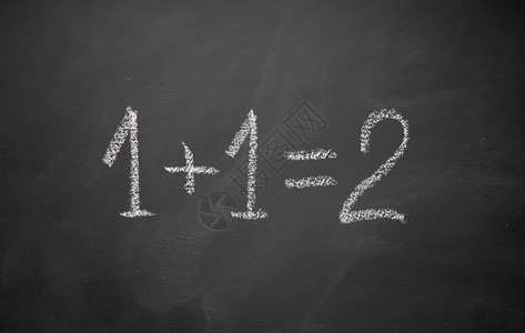 黑色的童年一加等于两手写在黑板上数学简单方程式Top视图最佳图片