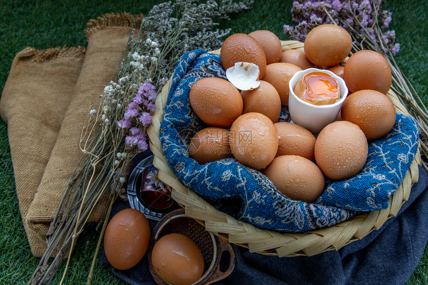 棕色的煮沸关于篮子营养概念的母鸡新鲜蛋选择重点生的图片