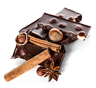 巧克力和加肉桂棒的坚果恒星孤立可口糖甜的图片