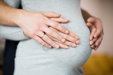 家重点男女亲近对怀孕亲近之手腹腔预期图片