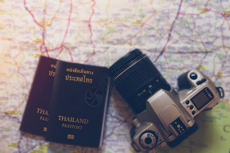 太阳镜细胞泰国护照和世界旅行上的泰国护照和相机Asia照片图片