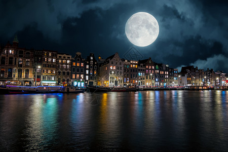 荷兰阿姆斯特丹市风景晚上从荷兰阿姆斯特丹旅行历史的屋图片