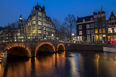 传统的建筑学荷兰阿姆斯特丹市风景晚上从荷兰阿姆斯特丹城市景观图片