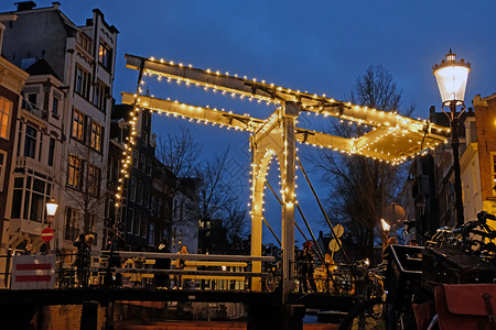 桥荷兰阿姆斯特丹市风景晚上从荷兰阿姆斯特丹传统的目地图片