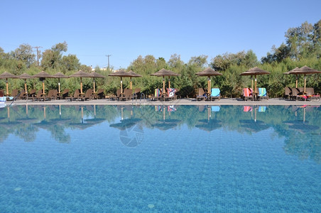 白天带雨伞的华丽度假池游泳旅行蓝色的酒店图片