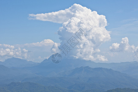 泰国的山地和多云蓝色天空风景亚洲岩石游客图片