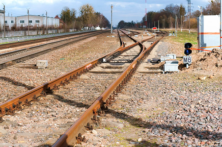 导轨延伸到远方的铁路三排钢轨延伸到远方的铁路小基础设施图片